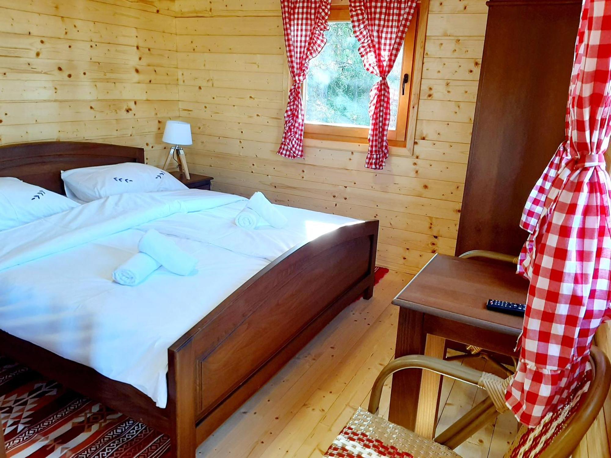El Paso City, Zlatibor - Unique Wooden Cottages, Treehouse, Wild West Rooms, Accommodation 1-6 People Номер фото