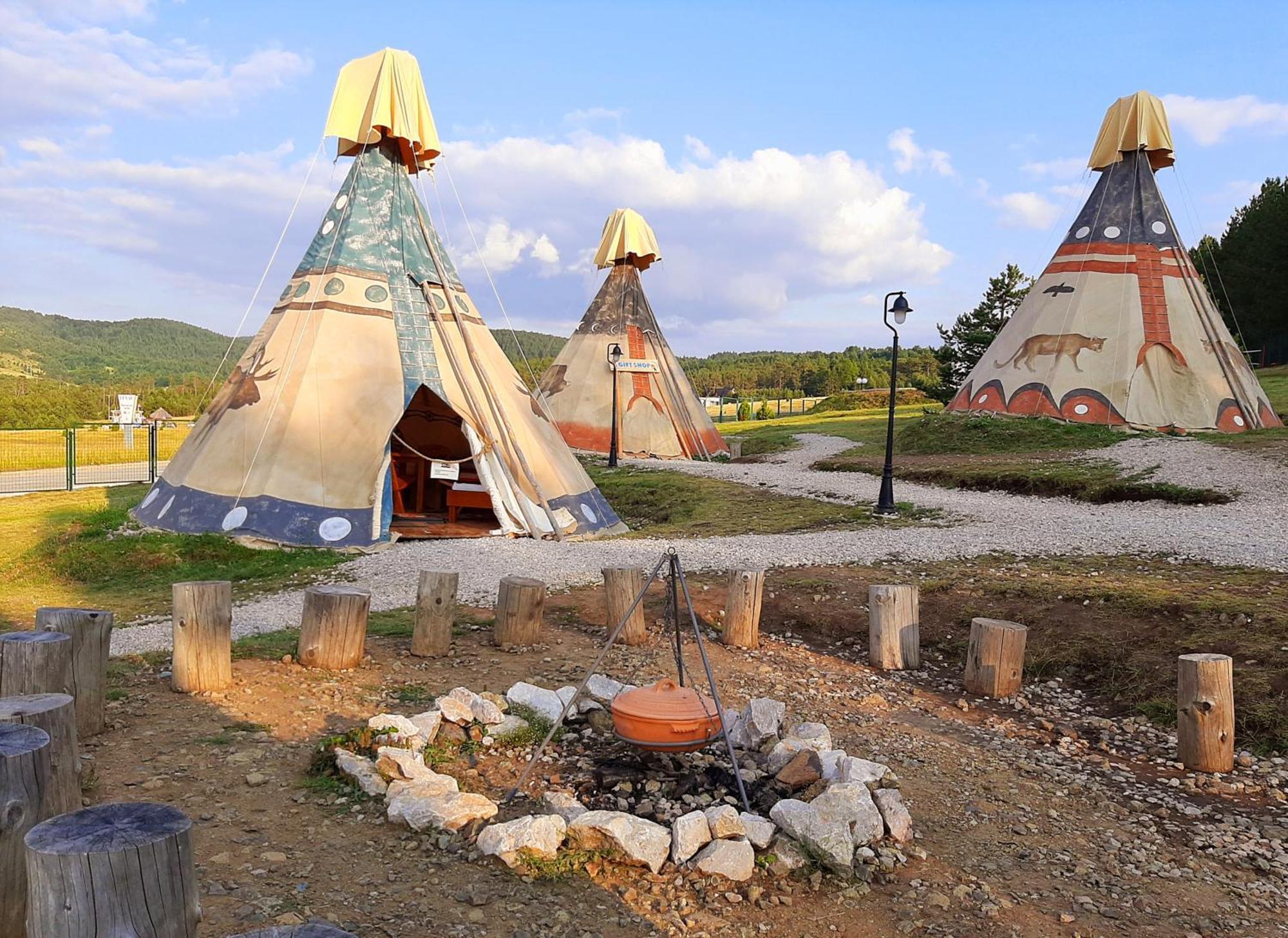 El Paso City, Zlatibor - Unique Wooden Cottages, Treehouse, Wild West Rooms, Accommodation 1-6 People Номер фото