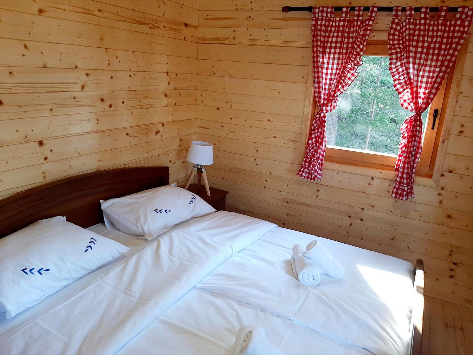 El Paso City, Zlatibor - Unique Wooden Cottages, Treehouse, Wild West Rooms, Accommodation 1-6 People Номер фото