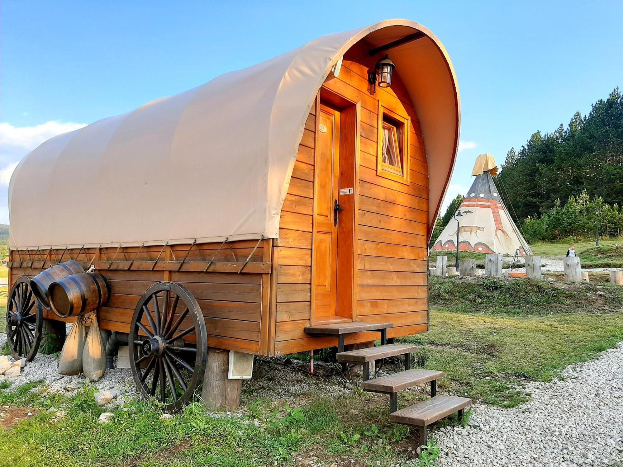 El Paso City, Zlatibor - Unique Wooden Cottages, Treehouse, Wild West Rooms, Accommodation 1-6 People Номер фото