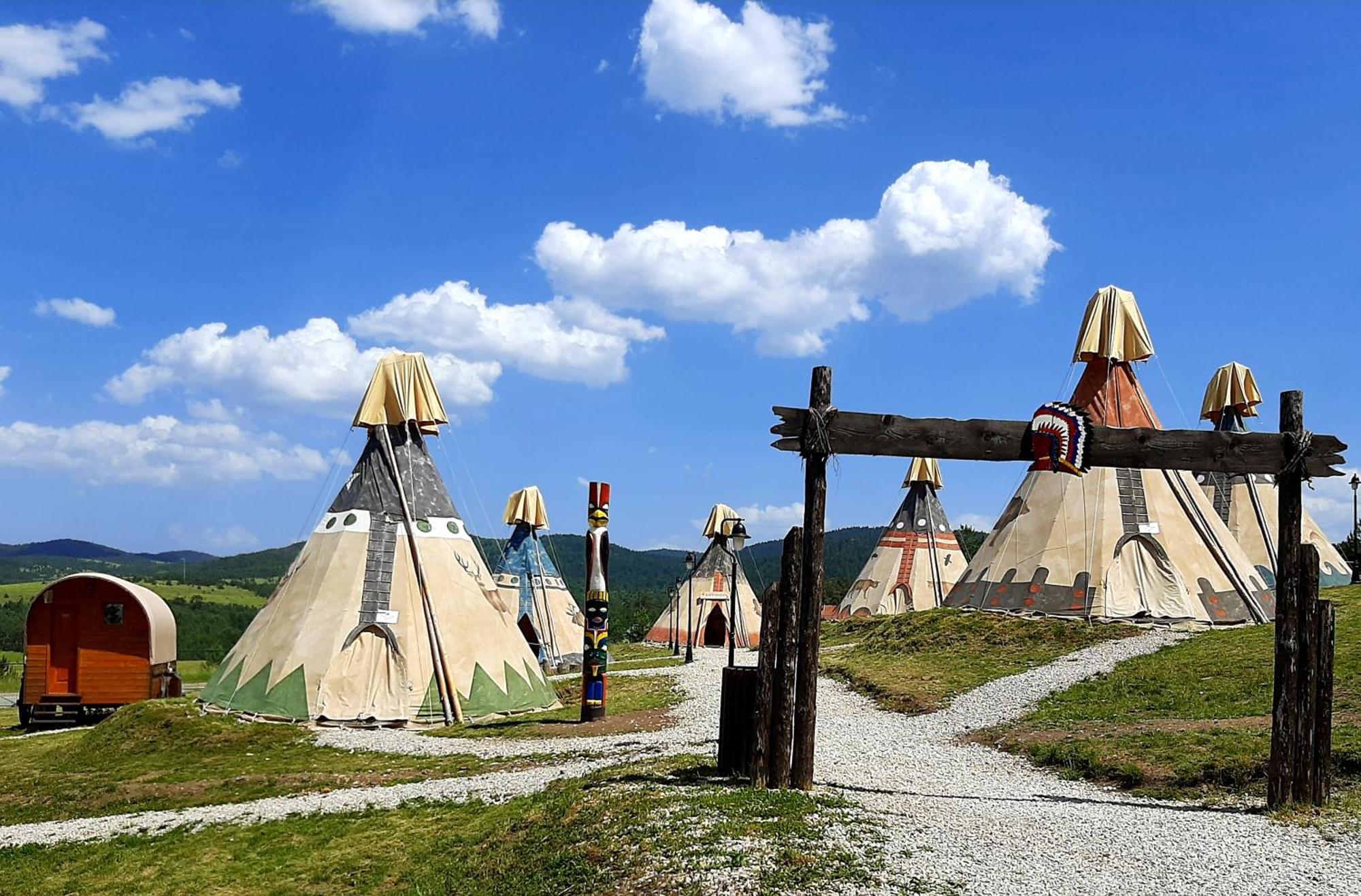 El Paso City, Zlatibor - Unique Wooden Cottages, Treehouse, Wild West Rooms, Accommodation 1-6 People Номер фото